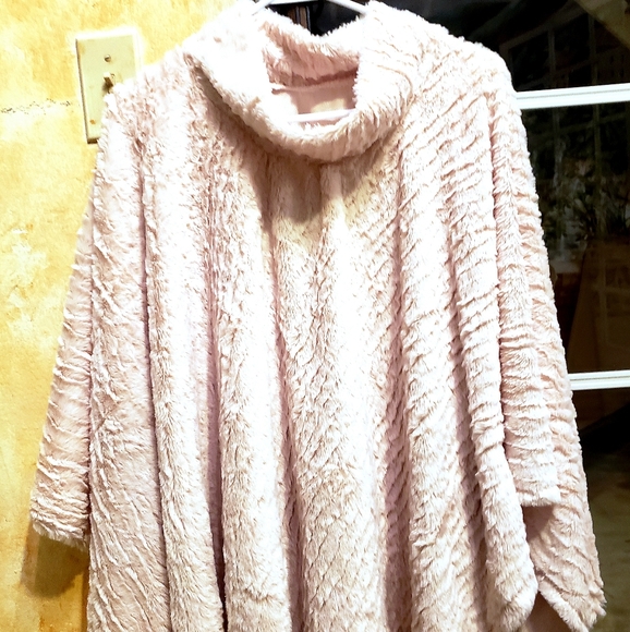 Faux Fur Poncho - Picture 2 of 3